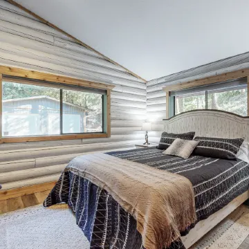 Serene 3 BR w/ Kalama River View & Bike