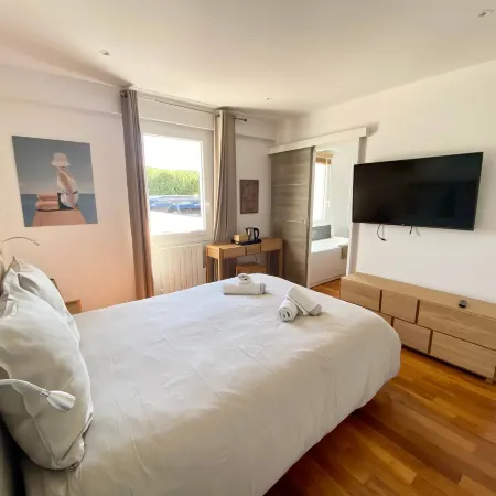 Beautiful Provencal villa, sea view, beach access