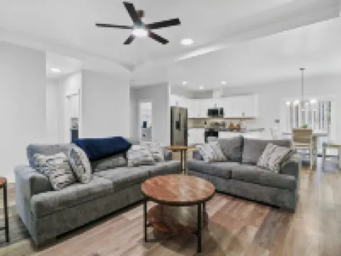 Charming 3-bedroom house in Caldwell with WiFi and AC.