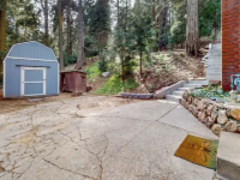 3BR Idyllic Cabin in the Woods w/ Wood Fireplace Hotels in Crestline