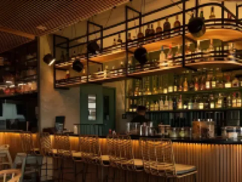 โรงแรมไอรอนวู้ด โรงแรมในตาโคลบัน