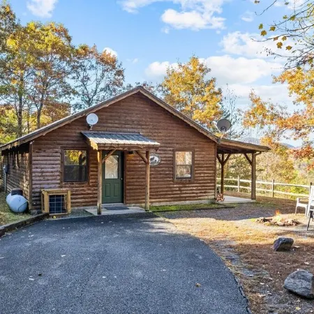 Beautiful Mountain Views with Covered Porch & Outdoor Fire Ring!