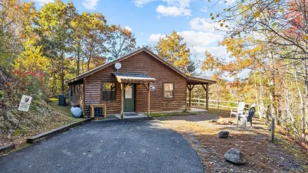 Beautiful Mountain Views with Covered Porch & Outdoor Fire Ring!