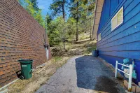 4 Mi to Snow Valley! Family Retreat w/ Deck - 2-Star