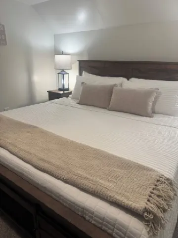 Late Summer Retreat • Firepit • Lake • Downtown!