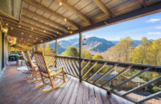 Best Location - Maggie Valley Cabin w/ Hot Tub!
