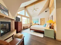 Near Slopes, Private Family Home, HotTub, Centrally located to all Ski Resorts!