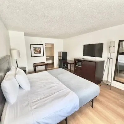 Airport Inn Hotels near Maxwell Park