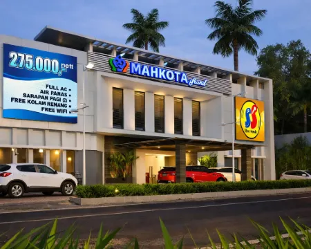 Mahkota Hotel Hotels in Genteng