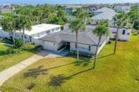 Beachside Snowbird Escape With Fenced Yard & Washer/dryer - Walk to Beach Access - واي فاي