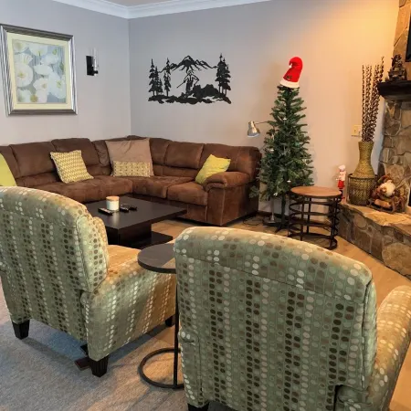 Spacious 5-bedroom, 5-bathroom townhome with WiFi, AC, Priv Hottub, ElecCharging