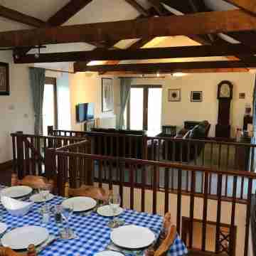 Large Detached "upside Down" Barn, dog friendly with 1 acre enclosed paddock. Dining/Meeting Rooms