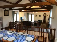 Large Detached "upside Down" Barn, dog friendly with 1 acre enclosed paddock. 惠靈頓酒店