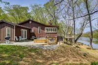 The River House! Quiet Retreat on Shenandoah River - 3 stjerner