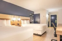 La Quinta Inn & Suites by Wyndham Danbury - 2 Sao
