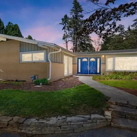 Beautiful riverside yard, hot tub, game room, large dining table!