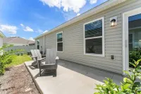 561l Stunning Home, Pool Access, Garage Parking!