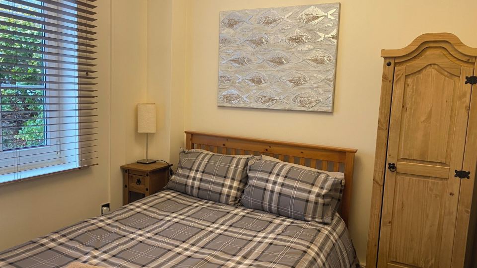 St Neots Riverfront 3-Bed House with Balcony