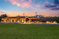 AmericInn by Wyndham Wisconsin Dells - parking