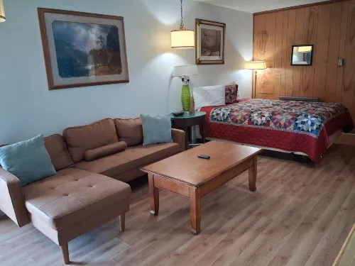 Capri Motel - parking