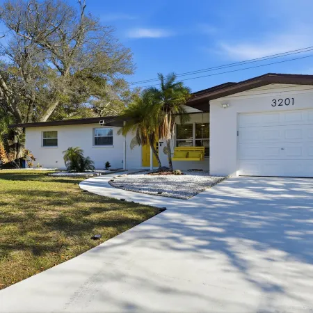 Poolside Retreat Sleeps 8 Putt Putt Hot Tub