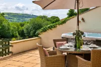 Coulscott Stay for Four - homestay