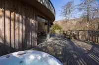 The Crannog Circular Riverside Retreat with Hot Tub - Alloggi