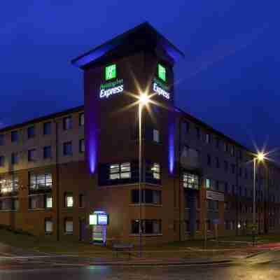 Holiday Inn Express London - Luton Airport Hotel Exterior