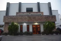 S & S Hotel & Suites