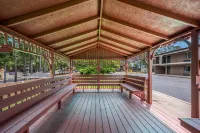 Econo Lodge Inn & Suites University