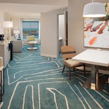 Embassy Suites by Hilton San Diego Bay Downtown Отели рядом с достопримечательностью «Музей-авианосец «Мидуэй»»