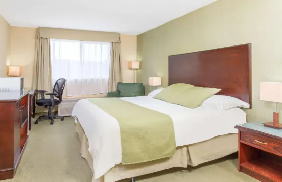 威廉姆斯湖温德姆華美達酒店