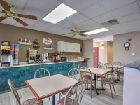 Super 8 by Wyndham Waterloo Hotels in Monroe County