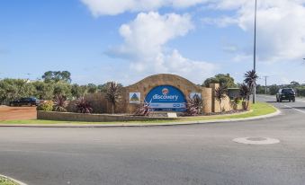 "a blue sign with the words "" discovery park "" written on it , located in front of a building" at Discovery Parks - Bunbury