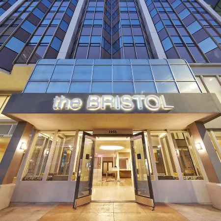 The Bristol Hotel San Diego Отели рядом с достопримечательностью «Музей-авианосец «Мидуэй»»