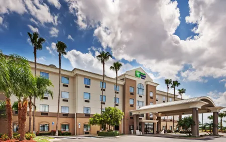 Holiday Inn Express & Suites Pharr Отели рядом с достопримечательностью «Pharr Vanguard Academy Nature & Birding Center»