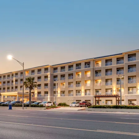 Best Western Plus Galveston Suites Отели рядом с достопримечательностью «Парк Муди Гарденс Аттракшенс Тем»