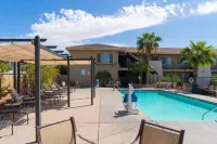 Days Inn by Wyndham Lake Havasu - Pools