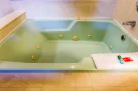 إيكونو لودج إن آند سويتس ريفرسايد - كورونا - جاكوزي