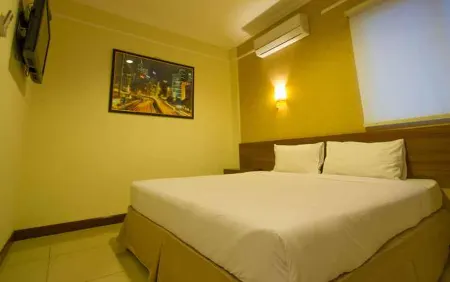 Imperial Hotel Gorontalo Отели рядом с достопримечательностью «Abigi house»