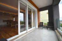 Chill and Go Aparthotel فنادق في Podostrog