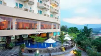 Grand Rocky Hotel Bukittinggi - Uima-altaat