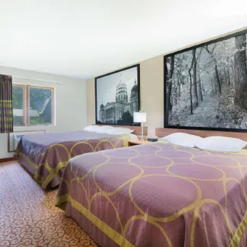 Super 8 by Wyndham Pella