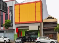 RedDoorz Near BG Junction Surabaya Hotels in Bubutan