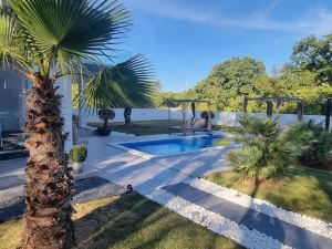 Villa Casa del Sol - Green and Peaceful Oasis with Private Pool and Parking - 15Min from Sea
