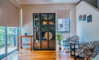 Cheerful 3-Bedroom Home Free Parking - Housity
