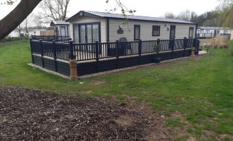 Captivating Bluebell Lodge 2-Bed Cotswolds Caravan