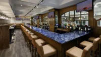 Madison Beach Hotel , Curio a Collection by Hilton - bar
