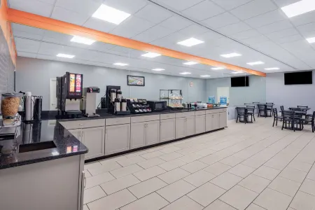 Howard Johnson by Wyndham Staunton Отели рядом с достопримечательностью «Публичная библиотека Стонтон»