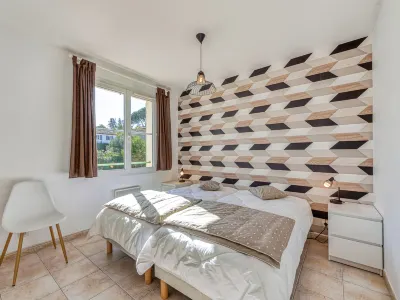 Lou Cepoun Hotels near Le Lezard